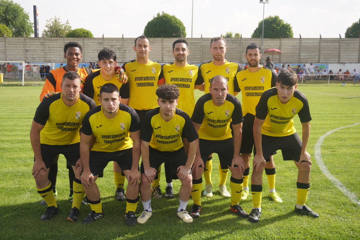 Equipo de fútbol Torquemada posando en el campo antes del partido