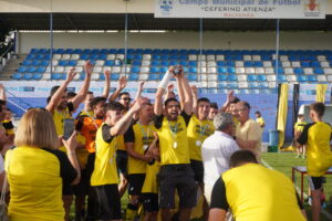 Jugadores del Torquemada celebrando su victoria en el Trofeo Diputación de Fútbol