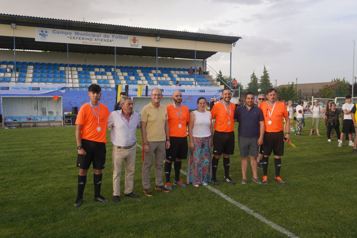 Grupo de árbitros y organizadores en el campo de fútbol de Baltanás