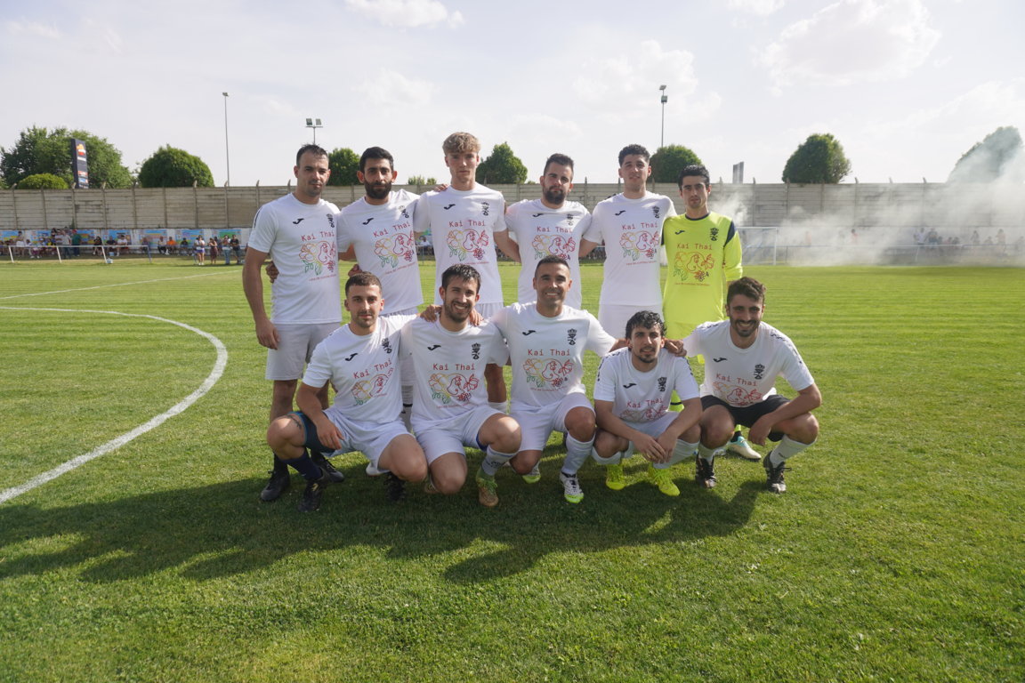 Equipo de fútbol posando en el campo durante la final del Interpueblos