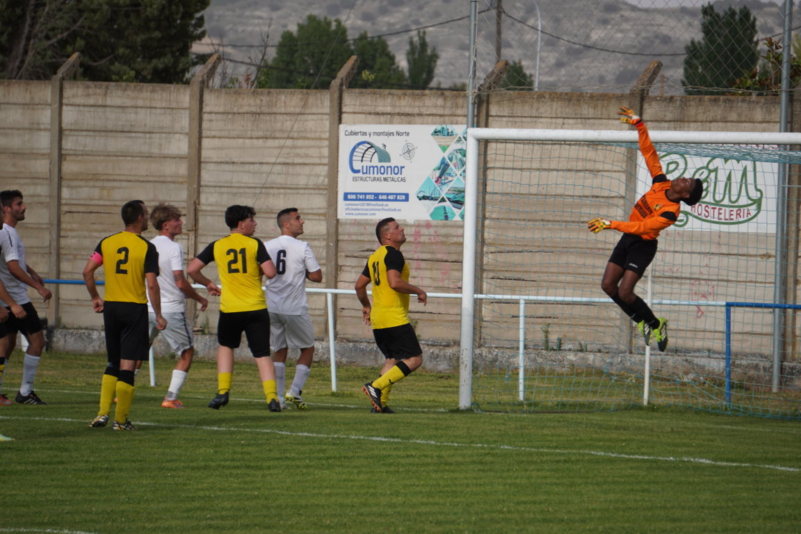 Jugadores del Torquemada celebran un gol en el partido de fútbol.