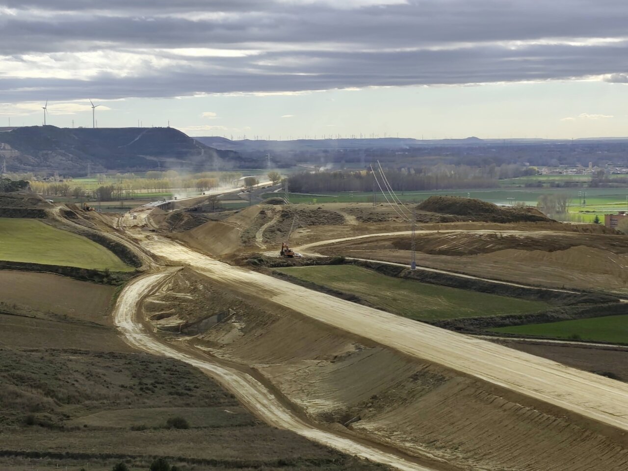 Obras en el tramo Palencia Norte-Amusco con maquinaria y paisaje rural