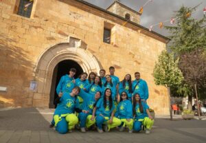 Grupo de jóvenes en la fiesta de la peña más chocolatera