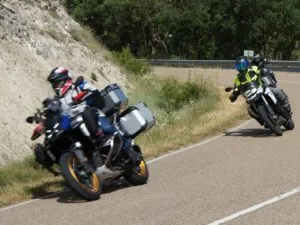 Dos motociclistas en una curva durante el Campeonato de Trial en Tabanera de Cerrato.