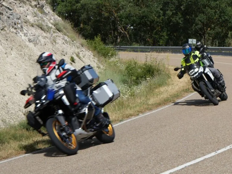 Dos motociclistas en una curva durante el Campeonato de Trial en Tabanera de Cerrato.