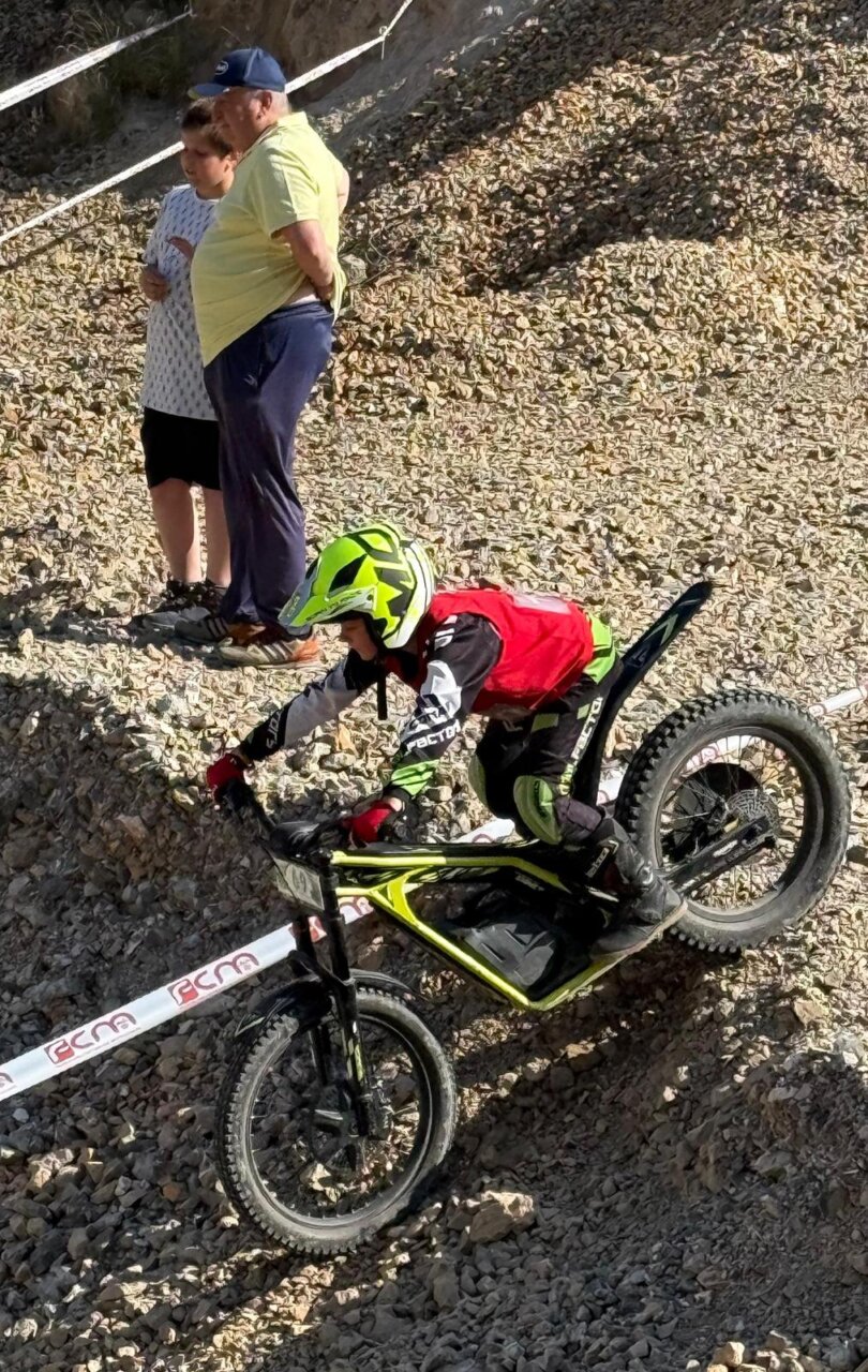 Piloto infantil compitiendo en el Campeonato de Trial en Tabanera de Cerrato