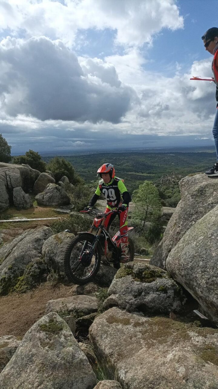Piloto de trial superando obstáculos en Tabanera de Cerrato