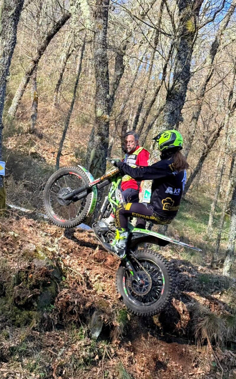 Piloto de trial superando un obstáculo en Tabanera de Cerrato
