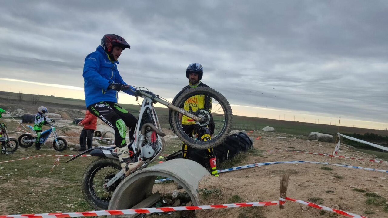 Piloto de trial superando un obstáculo en Tabanera de Cerrato