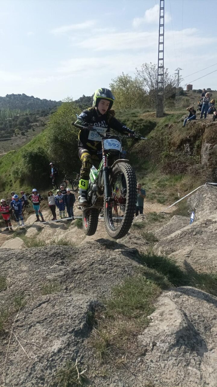 Piloto de trial saltando sobre rocas en una competición en Tabanera de Cerrato