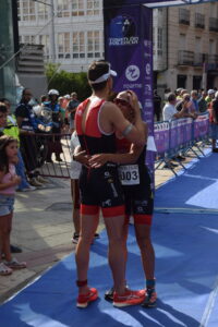 David Pérez y Sue Castelló celebrando su victoria en el triatlón