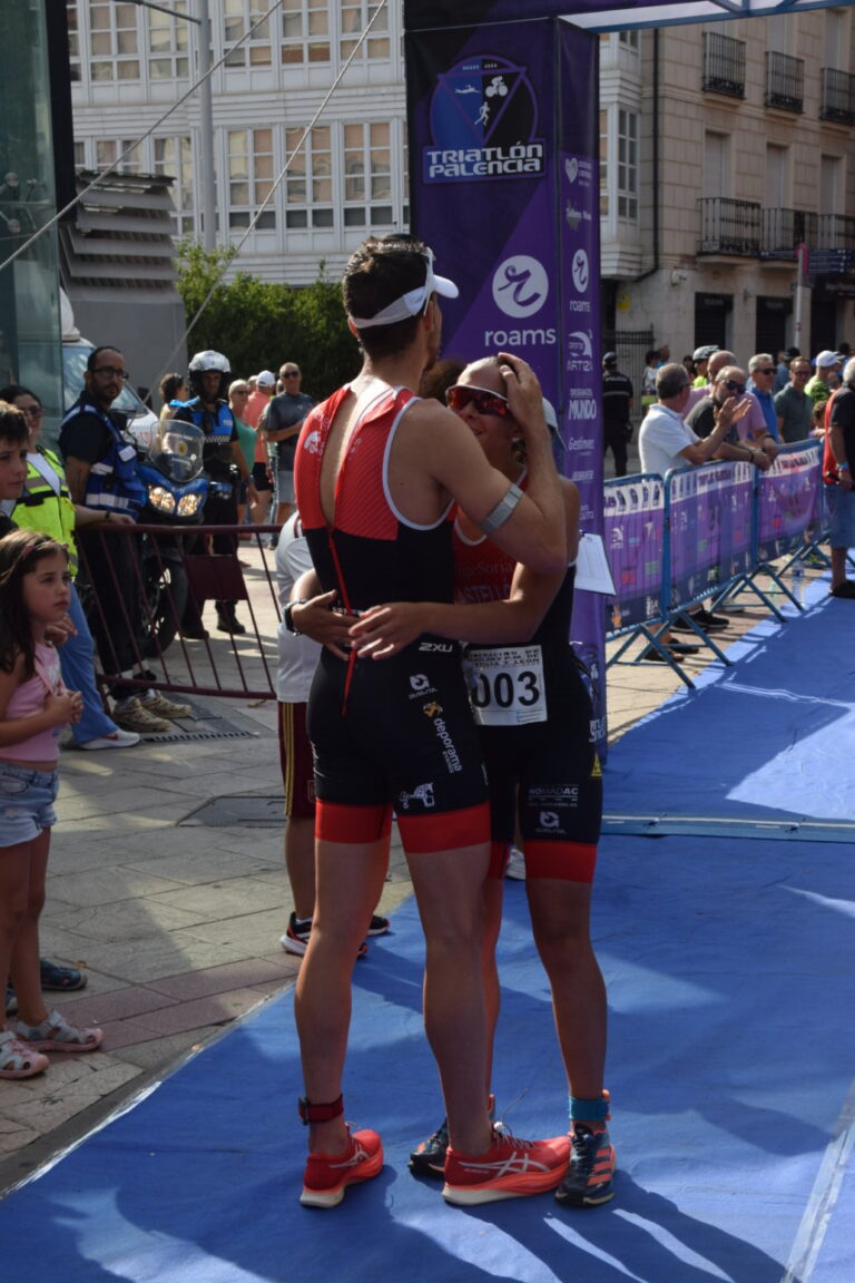 David Pérez y Sue Castelló celebrando su victoria en el triatlón