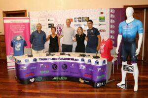 Presentación del triatlón urbano en Palencia con participantes y trofeos
