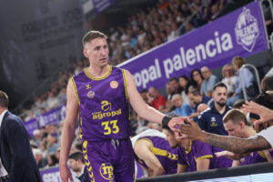 Vasilije Vucetic saludando a sus compañeros en un partido de baloncesto