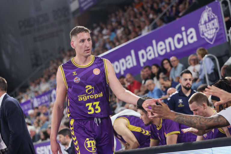 Vasilije Vucetic saludando a sus compañeros en un partido de baloncesto