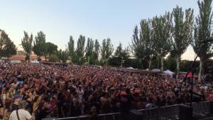 Gran multitud disfrutando del festival VdB Rock en Venta de Baños.