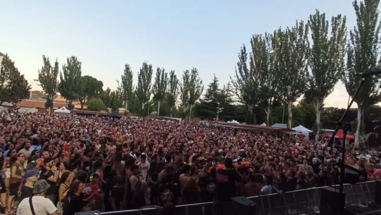 Gran multitud disfrutando del festival VdB Rock en Venta de Baños.