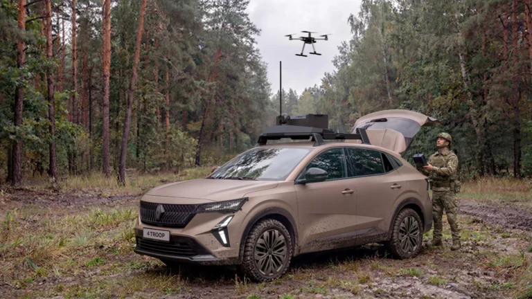 Vehículo táctico 4 TROOP de Renault en un entorno forestal con un dron volando.