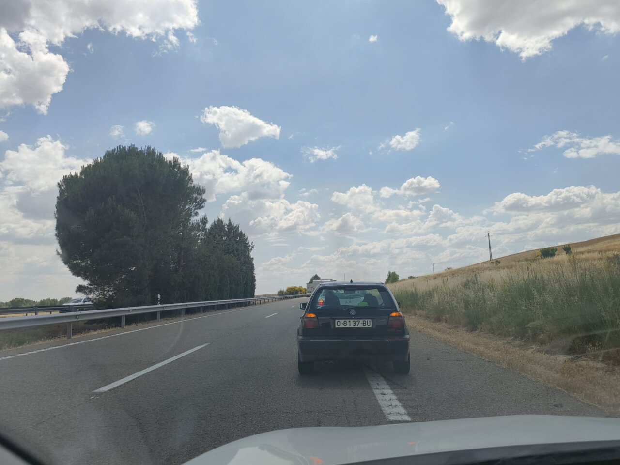 Vehículos detenidos en la autovía debido a un incendio de camión