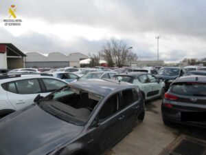 Parcela con numerosos vehículos en Villamuriel de Cerrato