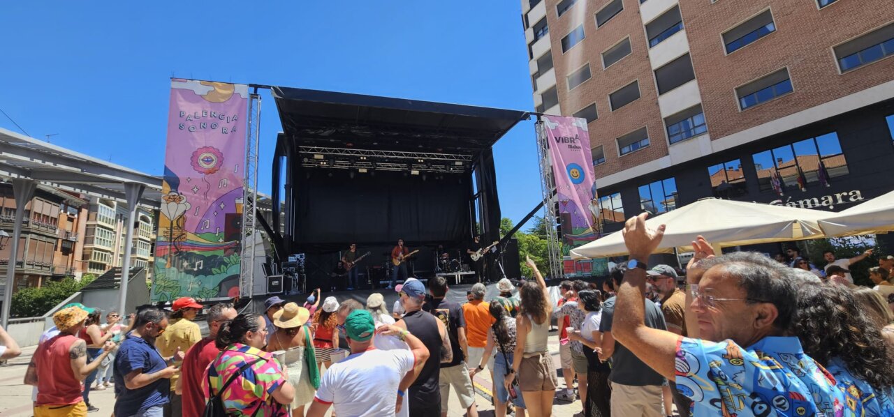 Multitud disfrutando del Vermú sonoro en el Festival Palencia Sonora