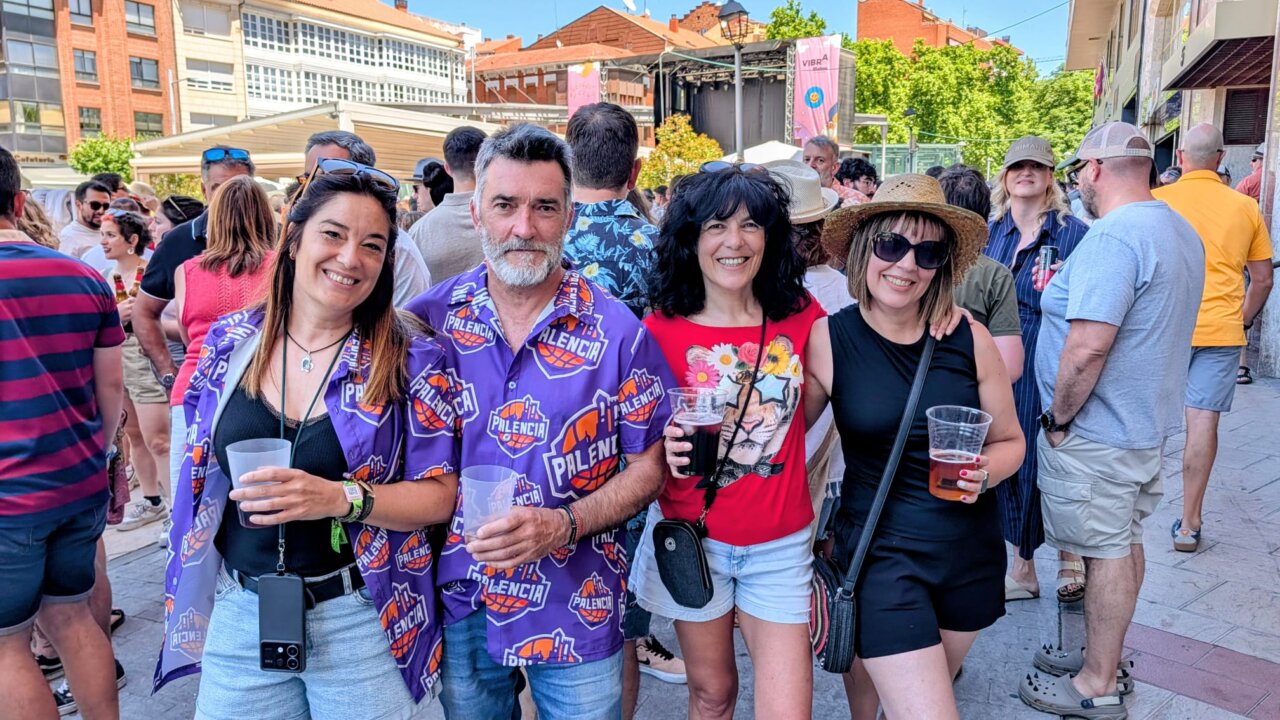 Grupo de personas disfrutando del vermú sonoro en Palencia