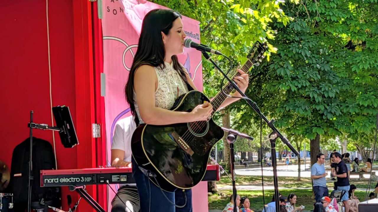 Artista tocando la guitarra en el Vermú sonoro en Palencia