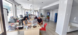 Interior de una oficina de viajes con varias personas trabajando