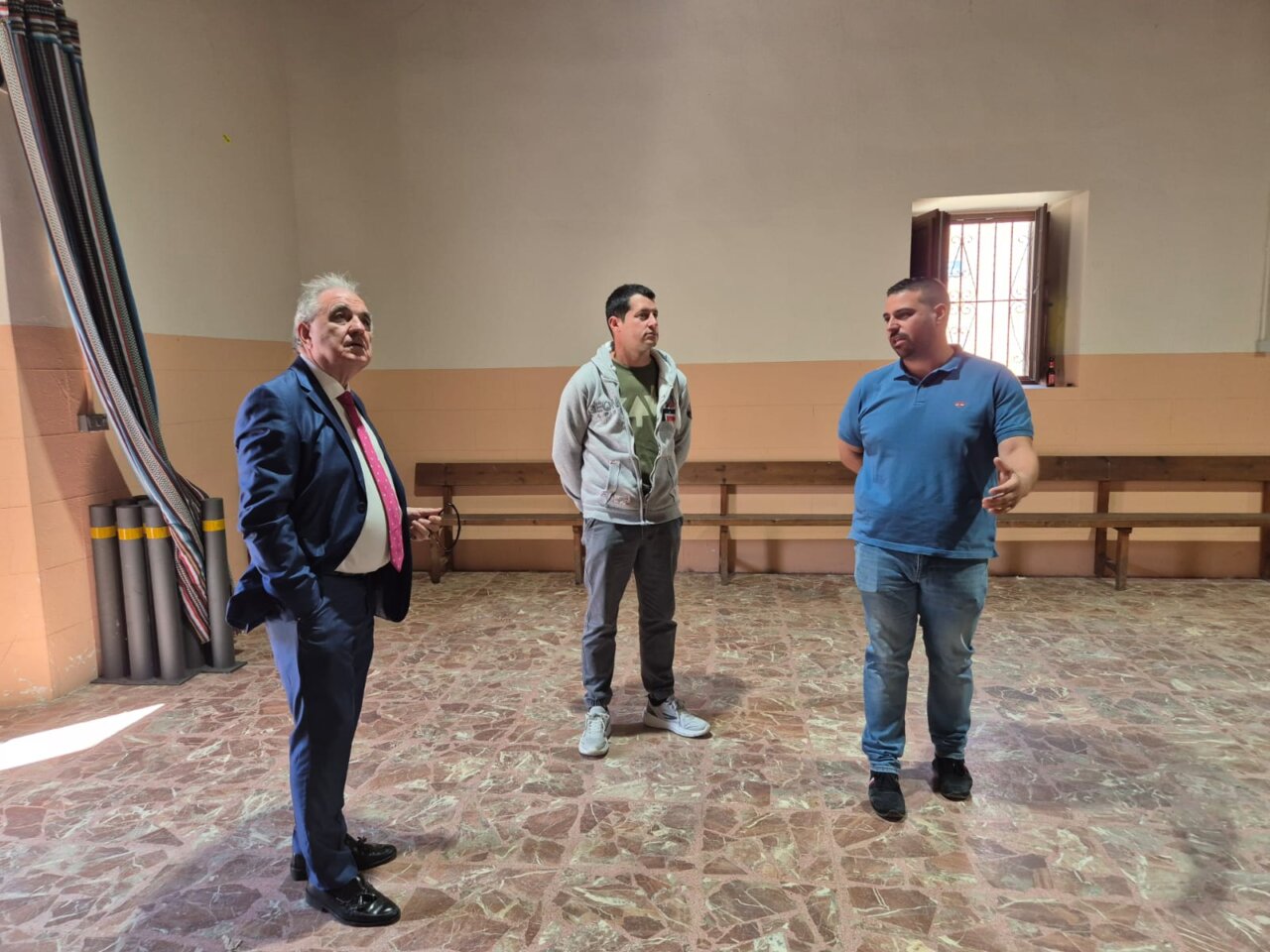 Delegado territorial y alcalde en reunión en Revenga de Campos