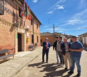 Delegado territorial en visita a Revenga de Campos con autoridades locales
