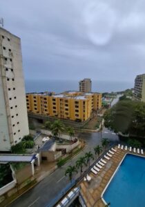 Vista de edificios en la costa de Venezuela tras el terremoto