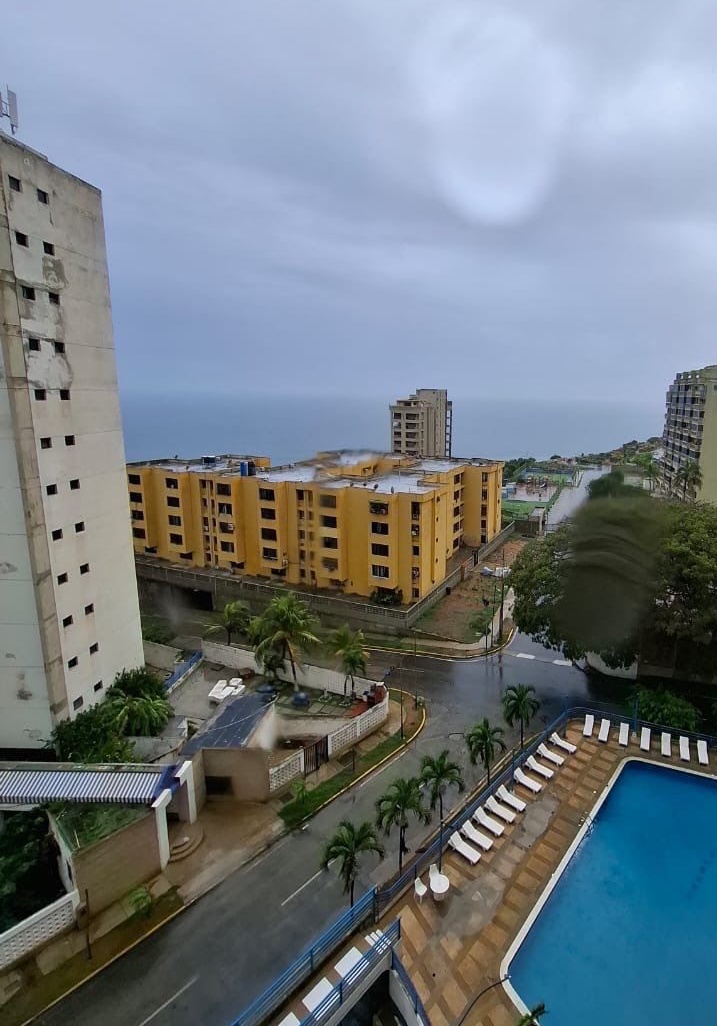 Vista de edificios en la costa de Venezuela tras el terremoto