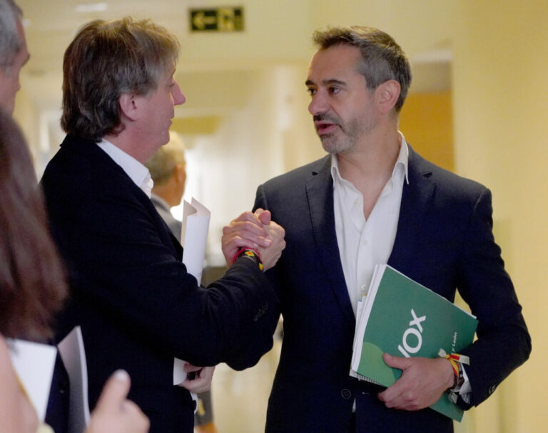 Dos hombres estrechándose la mano en un entorno formal.