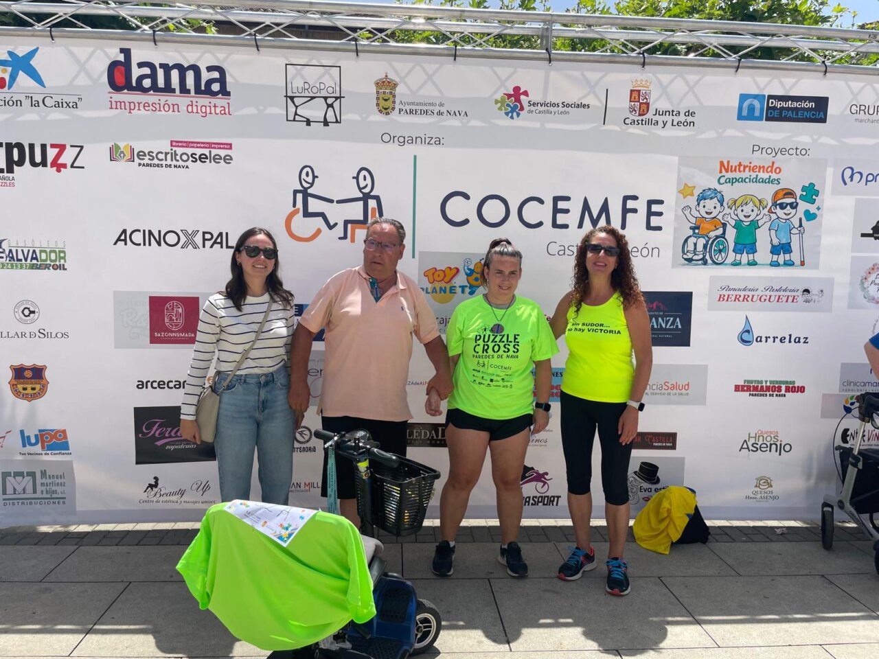 Participantes del XI Puzzle Cross en Paredes de Nava con camisetas amarillas