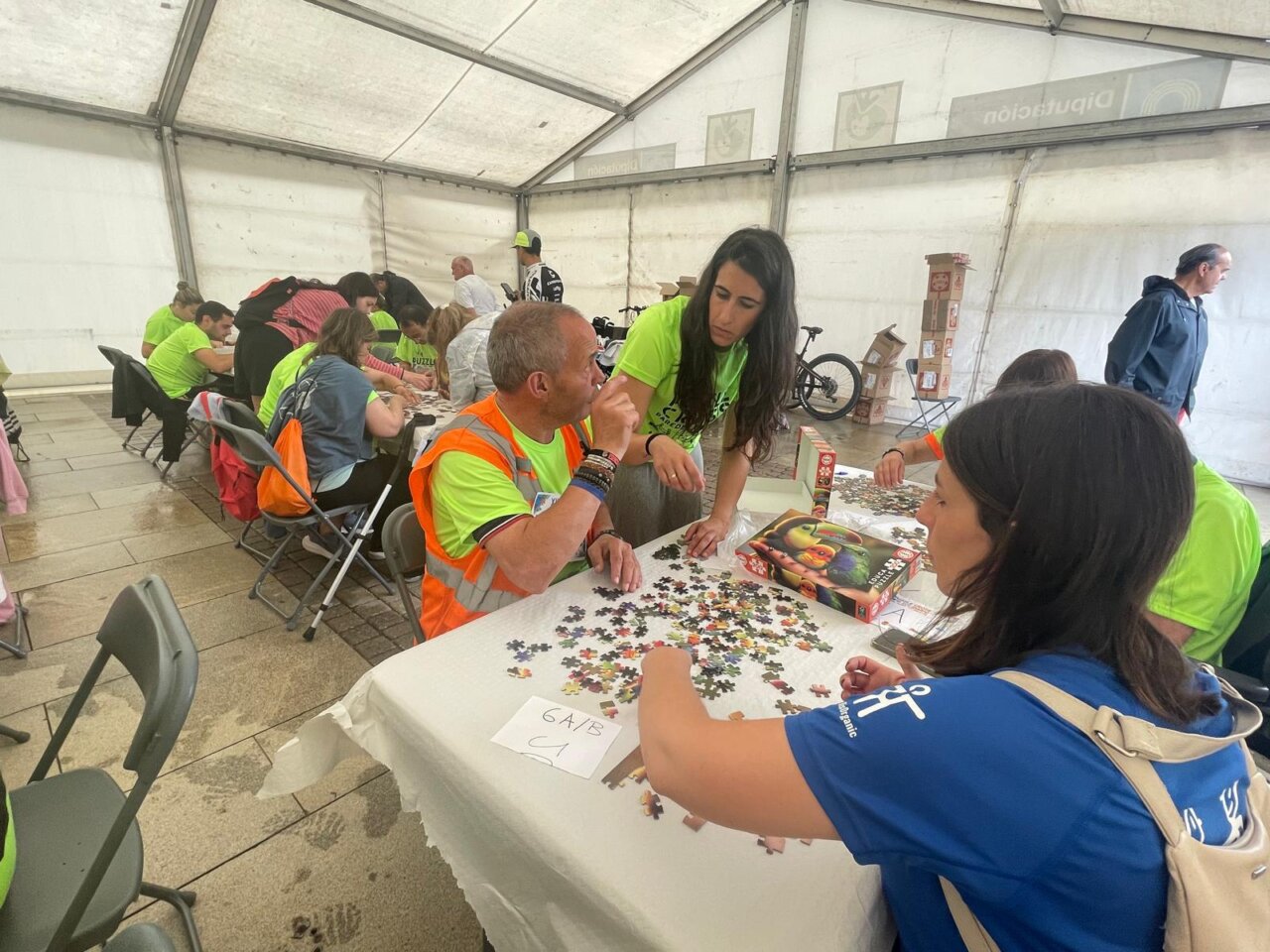 Participantes trabajando en un rompecabezas durante el XI Puzzle Cross en Paredes de Nava