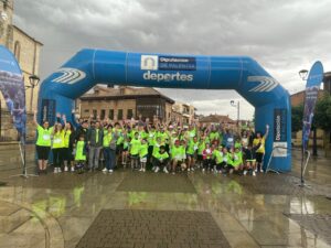 Grupo de personas en evento deportivo bajo un arco de meta
