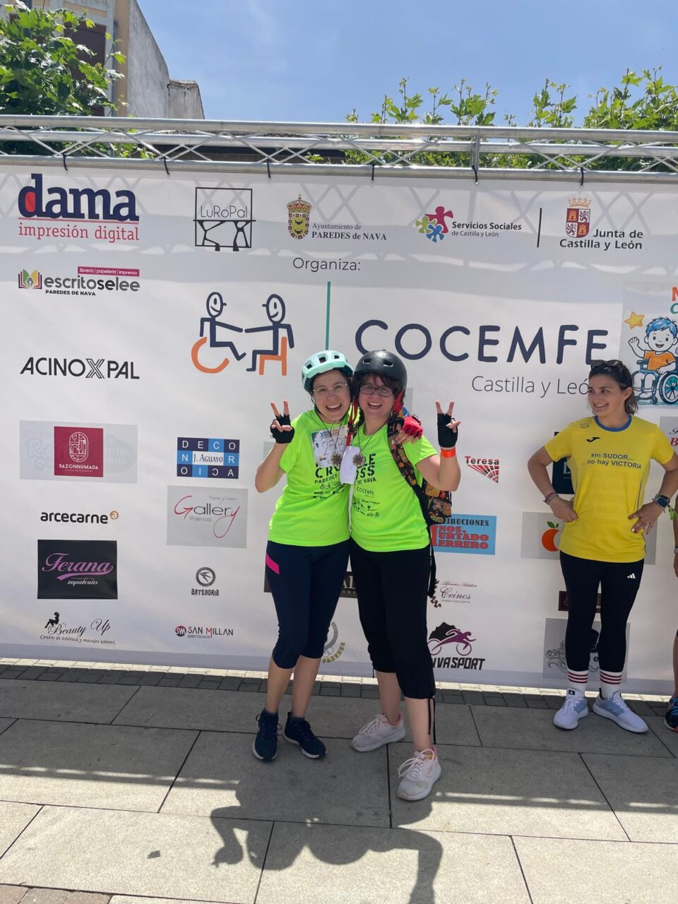 Participantes del XI Puzzle Cross en Paredes de Nava con camisetas amarillas