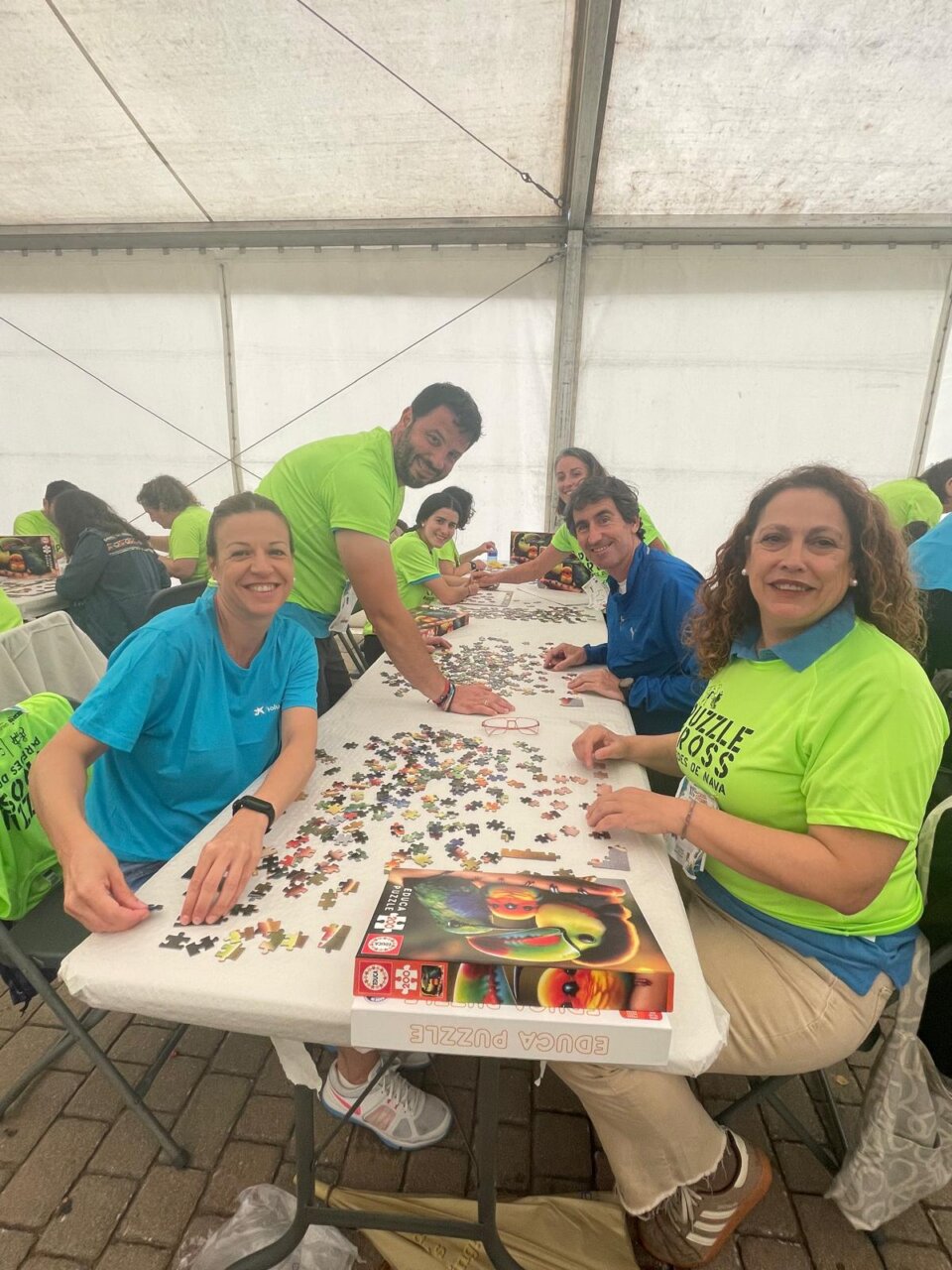 Participantes del XI Puzzle Cross en Paredes de Nava trabajando en un rompecabezas