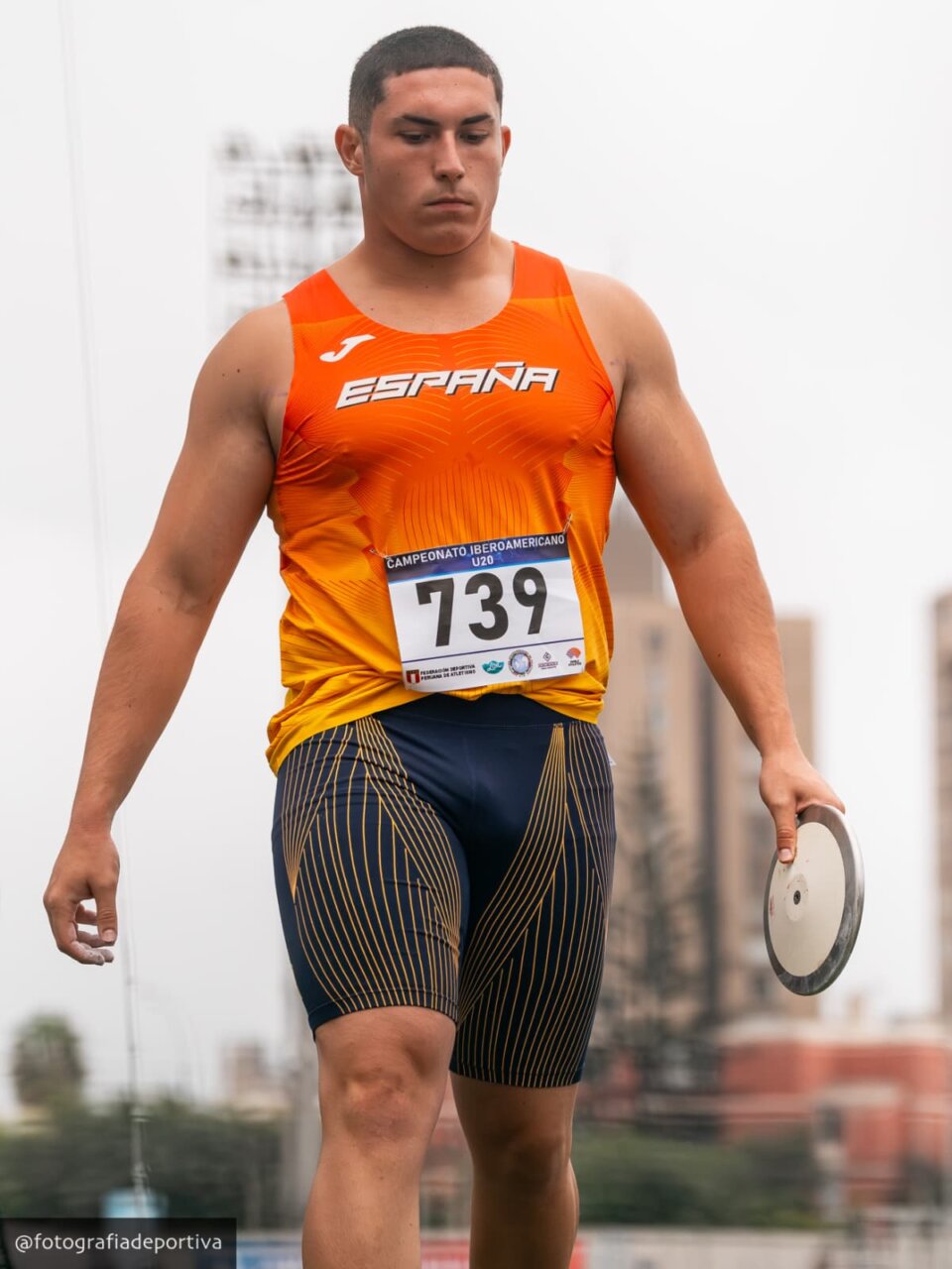 Atleta Yeray Royuela compitiendo en lanzamiento de disco en Lima