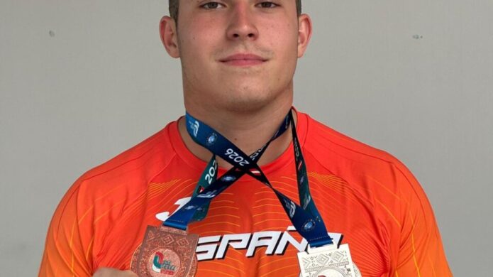 Yeray Royuela sosteniendo medallas de plata y bronce en Lima