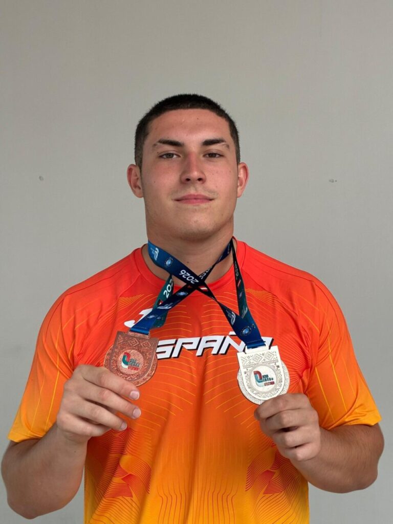 Yeray Royuela sosteniendo medallas de plata y bronce en Lima