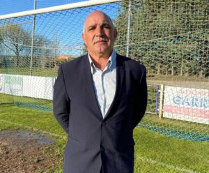 Presidente del CD Becerril en el campo de fútbol