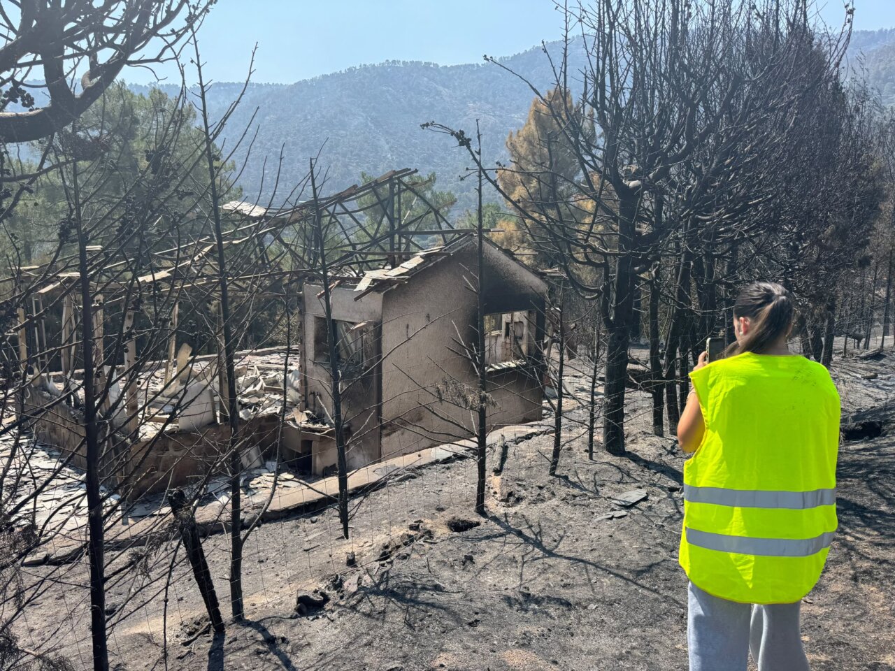 Propietaria de camping observa daños tras incendio en Ávila