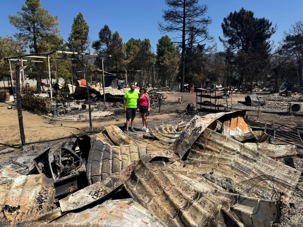 Propietarios de campings en Ávila frente a las ruinas tras el incendio.