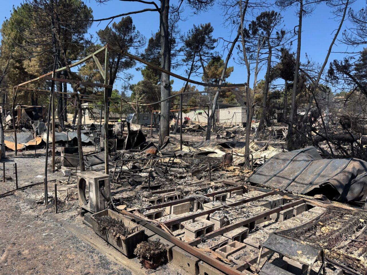 Ruinas de campings afectados por un incendio en Ávila