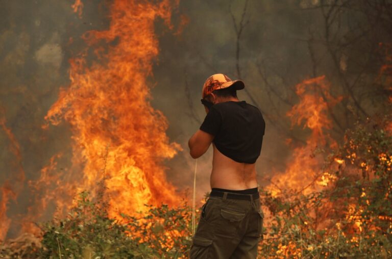 Hombre trabajando en la extinción de un incendio forestal en Ávila.