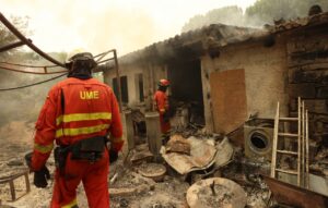 Bomberos trabajando en la extinción de un incendio en Ávila