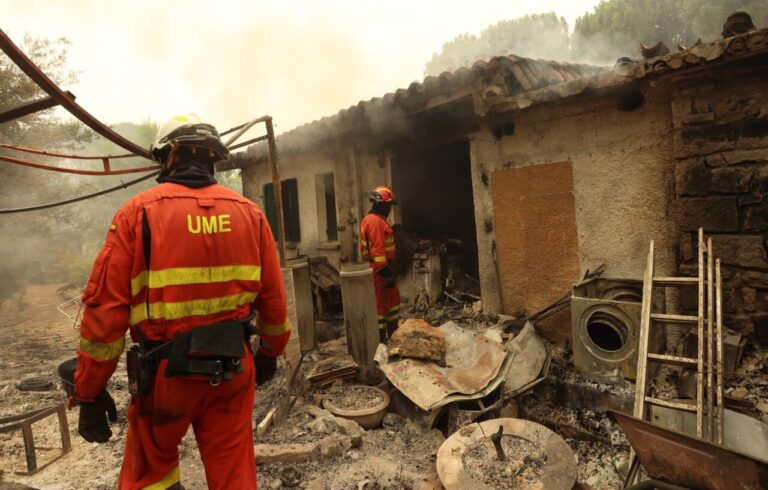 Bomberos trabajando en la extinción de un incendio en Ávila