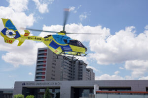 Helicóptero sanitario del Sacyl despegando frente a un hospital