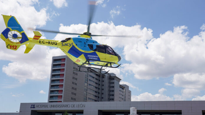 Helicóptero sanitario del Sacyl despegando frente a un hospital